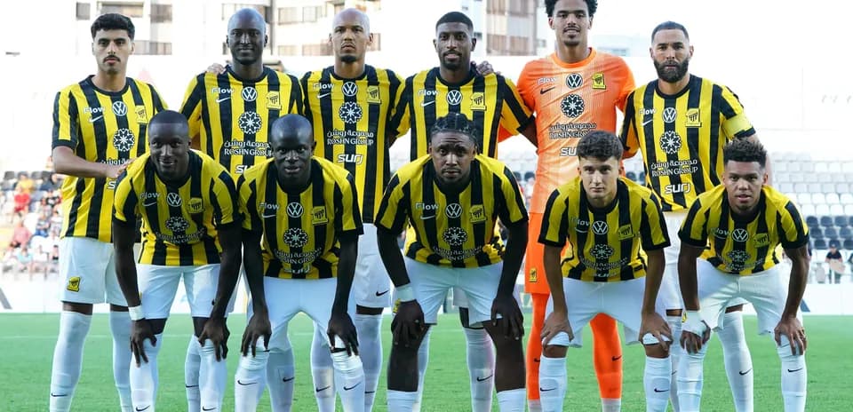 Equipo posando con camisetas amarillas y negras