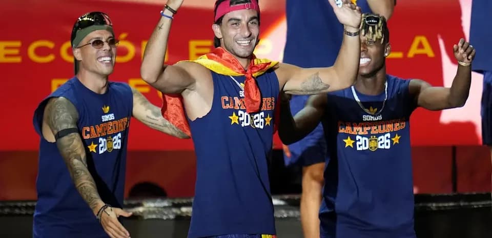 Jugadores celebrando con medallas y banderas