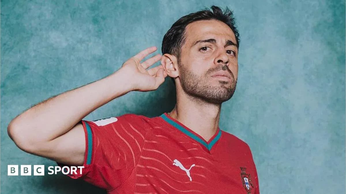 Jugador con camiseta roja de Portugal posando