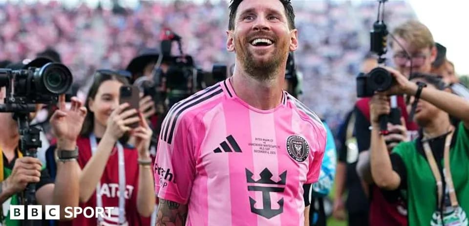 Lionel Messi sonriendo rodeado de fotógrafos