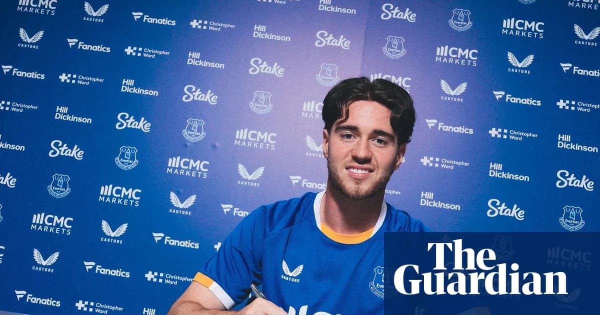 Jugador firmando contrato en evento de presentación