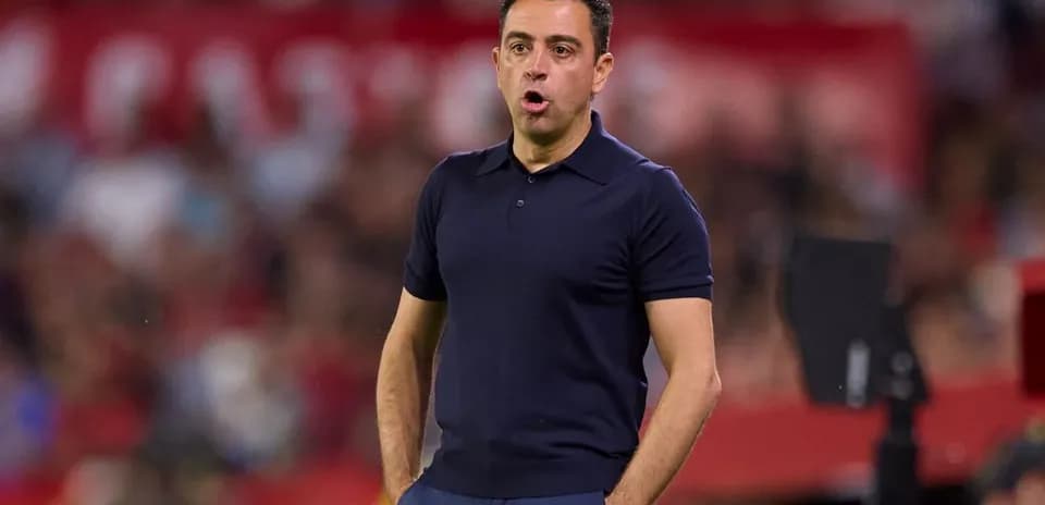 Entrenador dirigiendo al equipo durante el partido