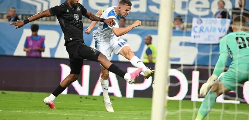 Jugador de Universitatea Craiova disparando a puerta