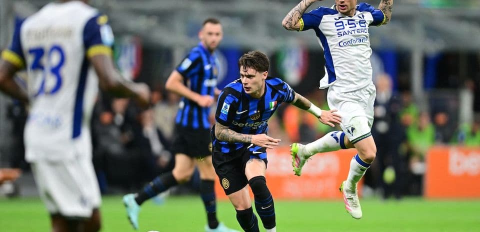 Jugador de Inter superando a defensa de Hellas Verona