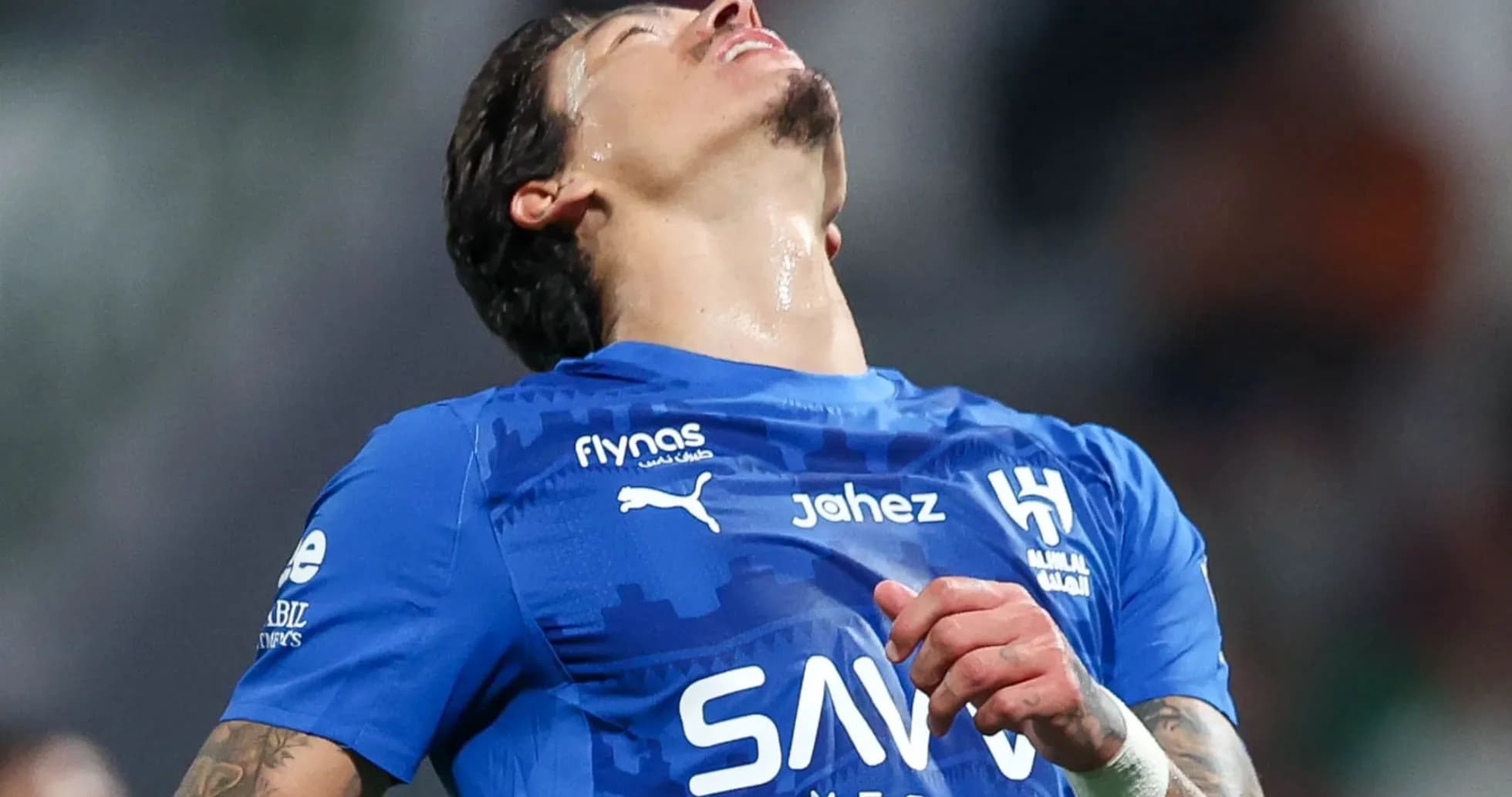 Jugador de fútbol en camiseta azul celebrando un gol