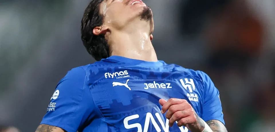 Jugador de fútbol en camiseta azul celebrando un gol
