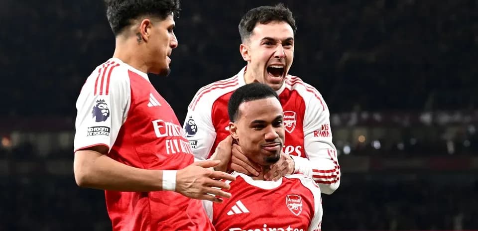 Jugadores de Arsenal celebrando un gol