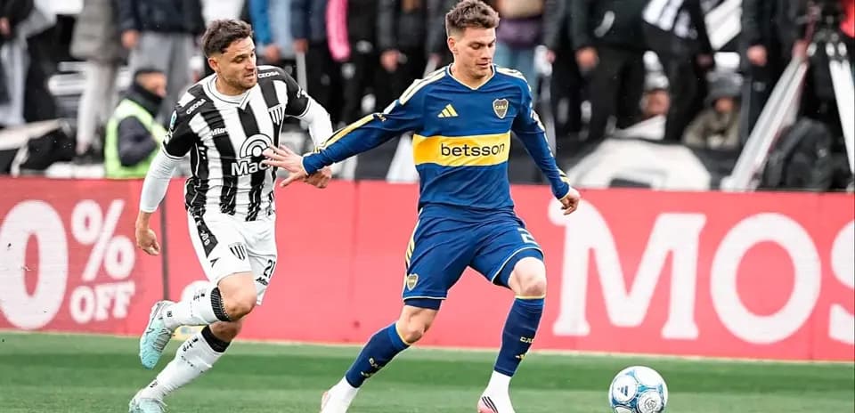 Jugador de Boca Juniors persiguiendo el balón