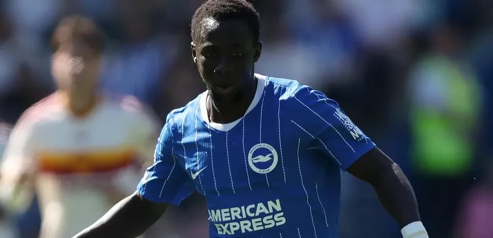 Jugador de Brighton corriendo con balón durante el partido