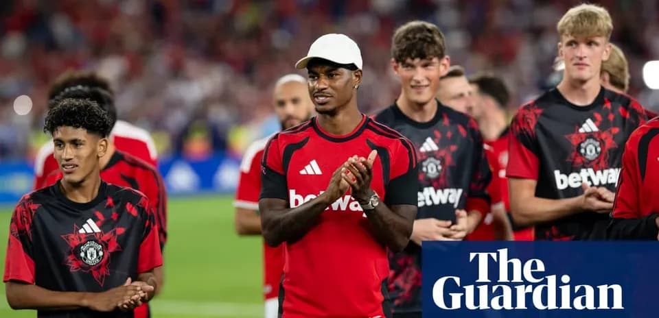 Jugadores de Manchester United en el campo aplaudiendo