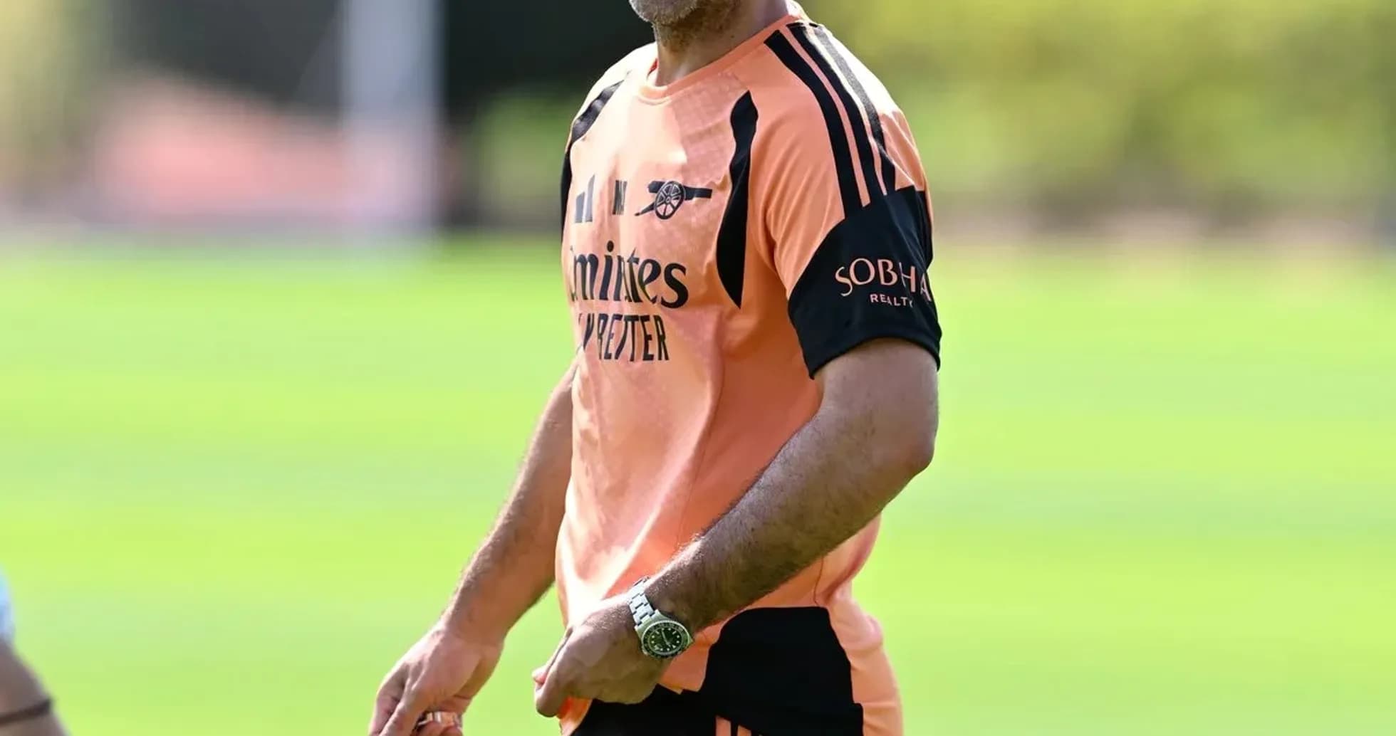 Entrenador sonriente dirigiendo la sesión de entrenamiento