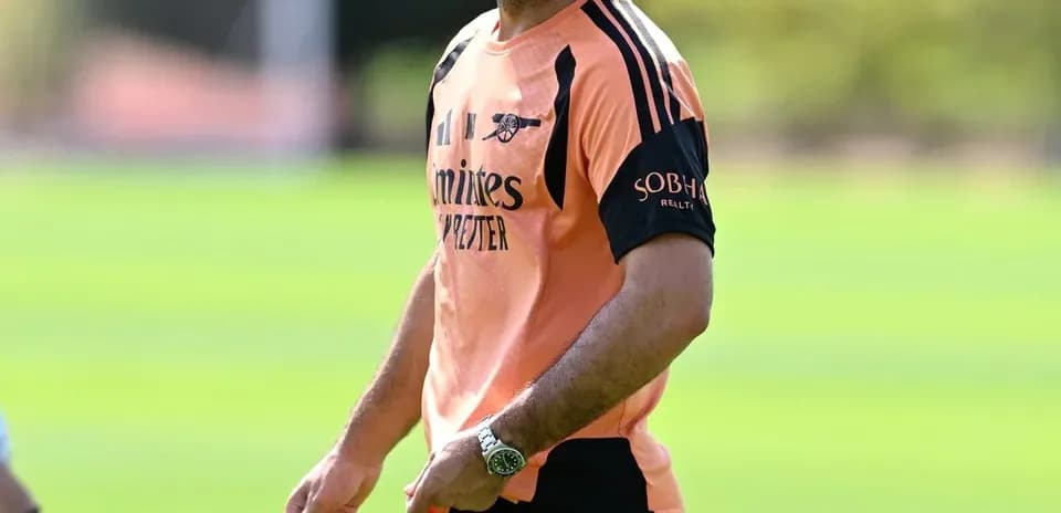 Entrenador sonriente dirigiendo la sesión de entrenamiento