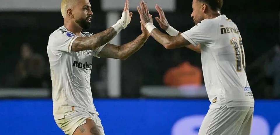 Jugadores celebrando un gol en el campo