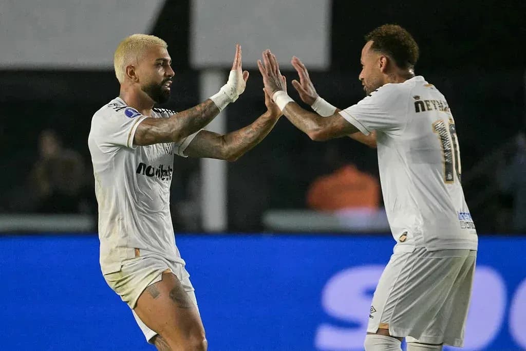 Jugadores celebrando un gol en el campo