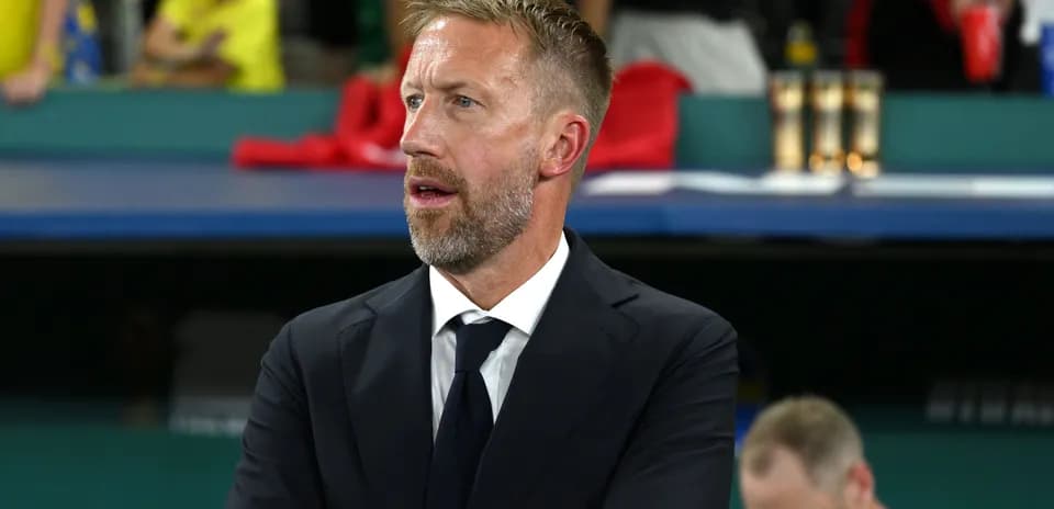 Entrenador observando el juego desde la línea de banda