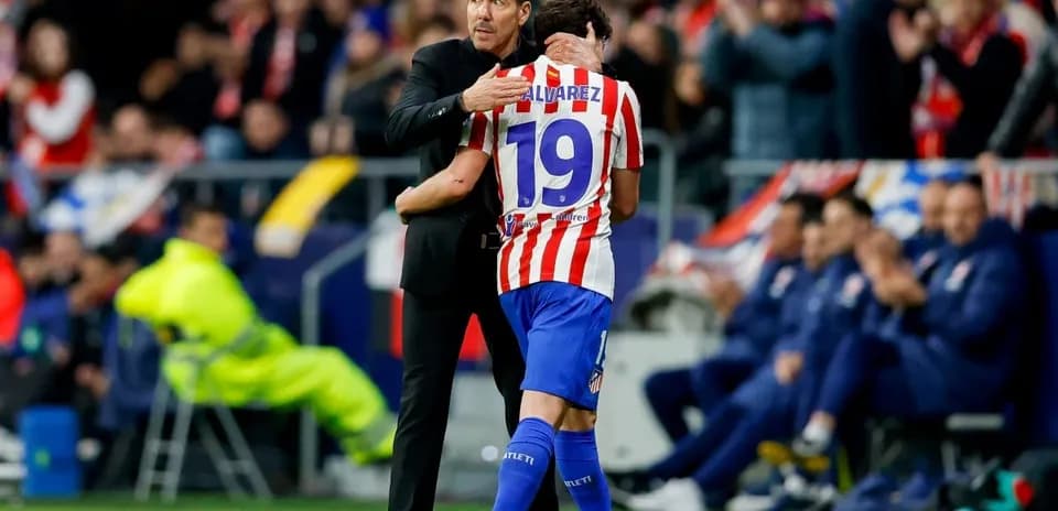 Entrenador abraza a jugador durante el partido