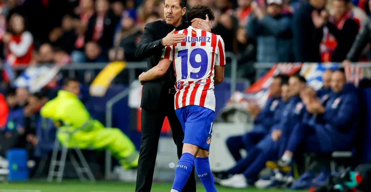 Entrenador abraza a jugador durante el partido