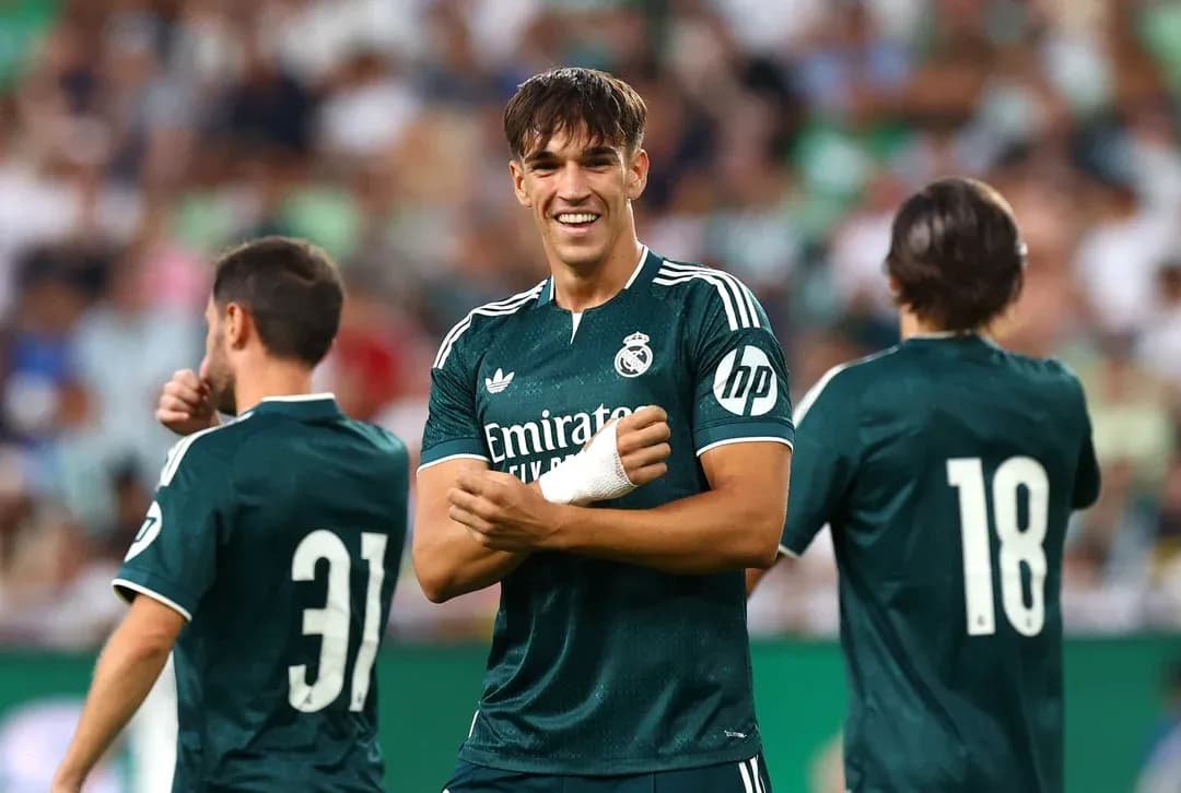 Jugadores del Real Madrid en el campo durante partido