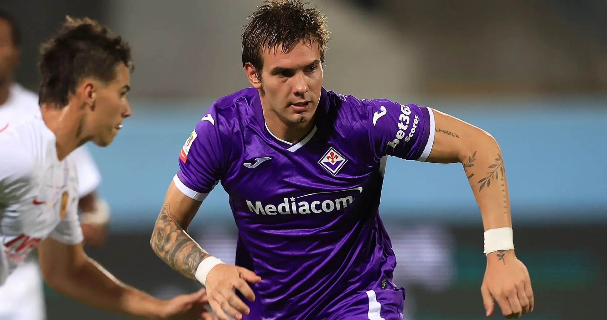 Jugador de Fiorentina corriendo con balón en partido