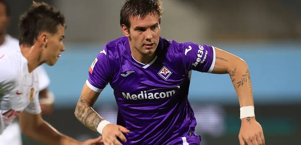 Jugador de Fiorentina corriendo con balón en partido