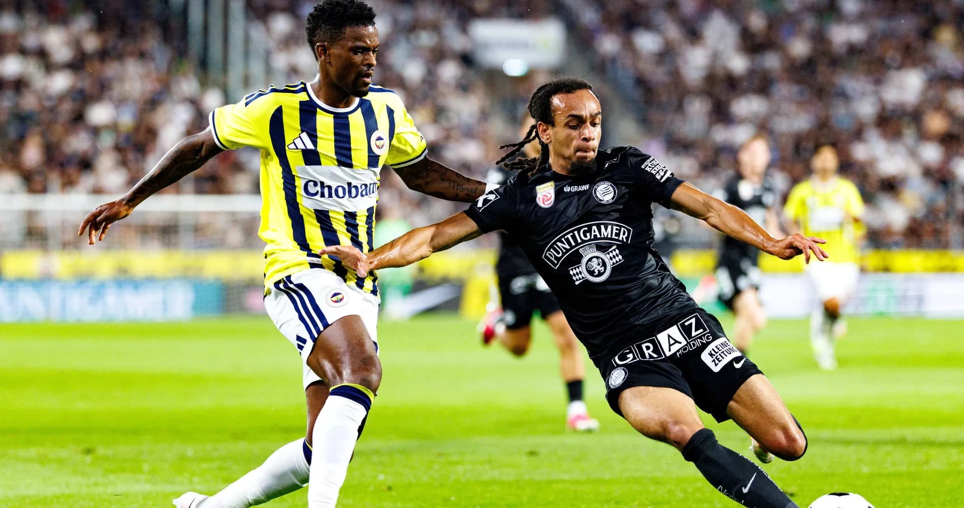 Jugador de Sturm Graz compitiendo contra Fenerbahçe