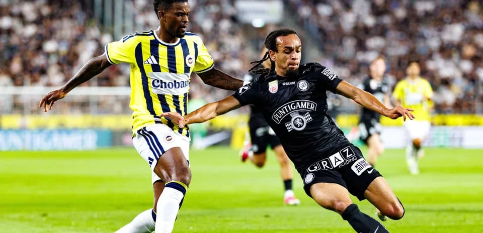 Jugador de Sturm Graz compitiendo contra Fenerbahçe