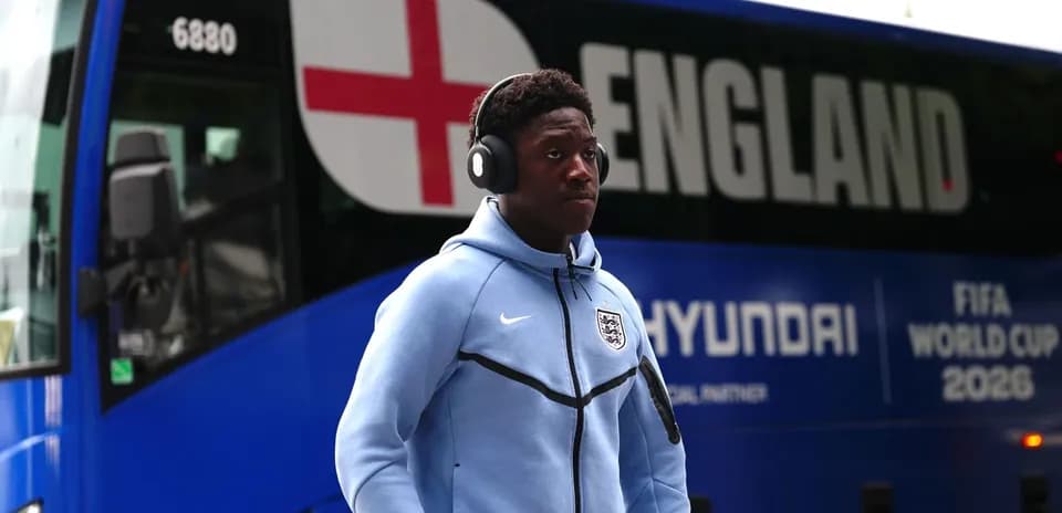 Jugador caminando frente al autobús de Inglaterra