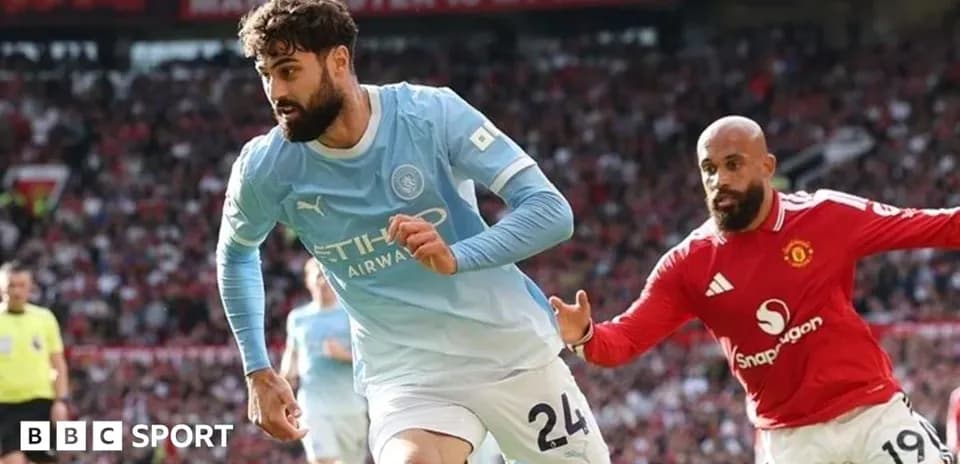 Jugador de Manchester City corriendo con balón ante rival