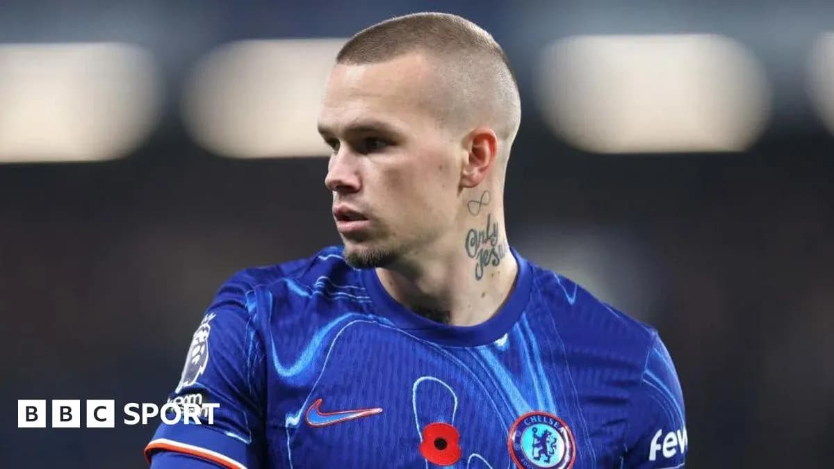 Jugador de Chelsea en uniforme durante partido