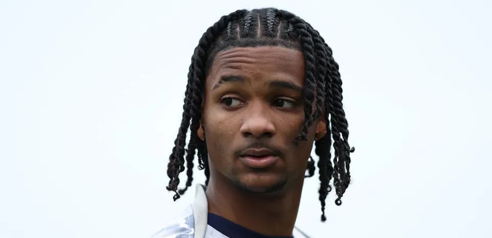 Jugador con trenzas mirando hacia un lado