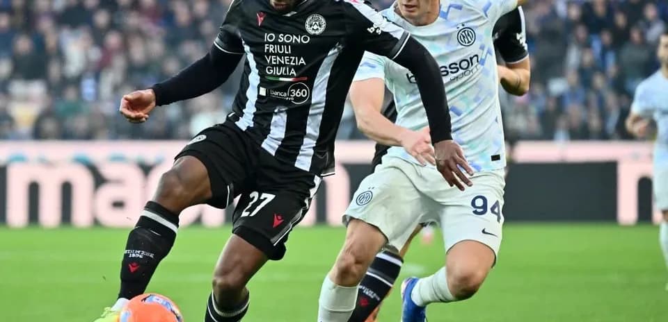 Jugador de Udinese driblando a un jugador del Inter