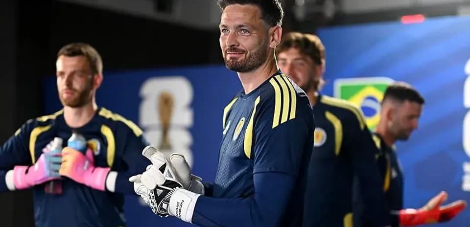 Portero y compañeros en vestuario antes del partido