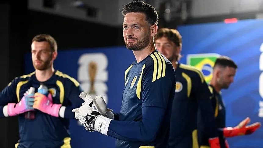Portero y compañeros en vestuario antes del partido