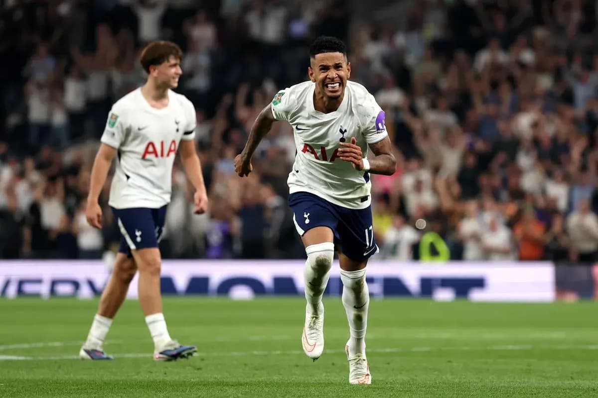 Jugador de Tottenham celebrando un gol en el estadio