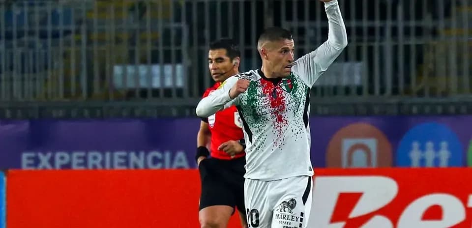 Jugador de Palestino celebra un gol en partido