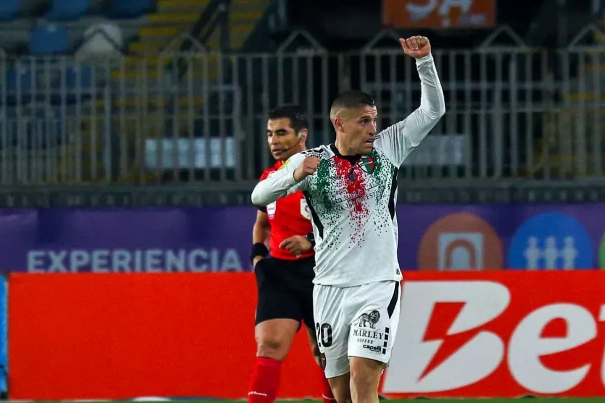 Jugador de Palestino celebra un gol en partido