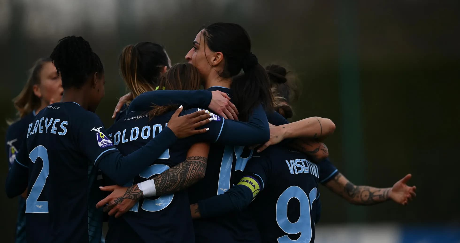 Jugadoras de Lazio celebrando un gol