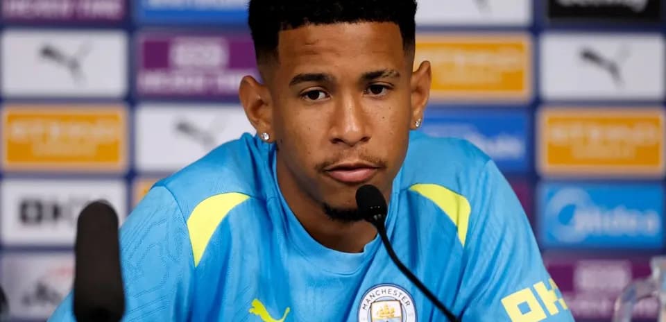 Jugador en rueda de prensa de Manchester City
