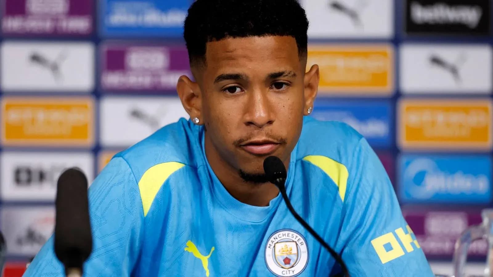 Jugador en rueda de prensa de Manchester City