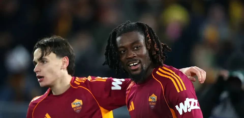 Jugadores de la Roma celebrando en el campo