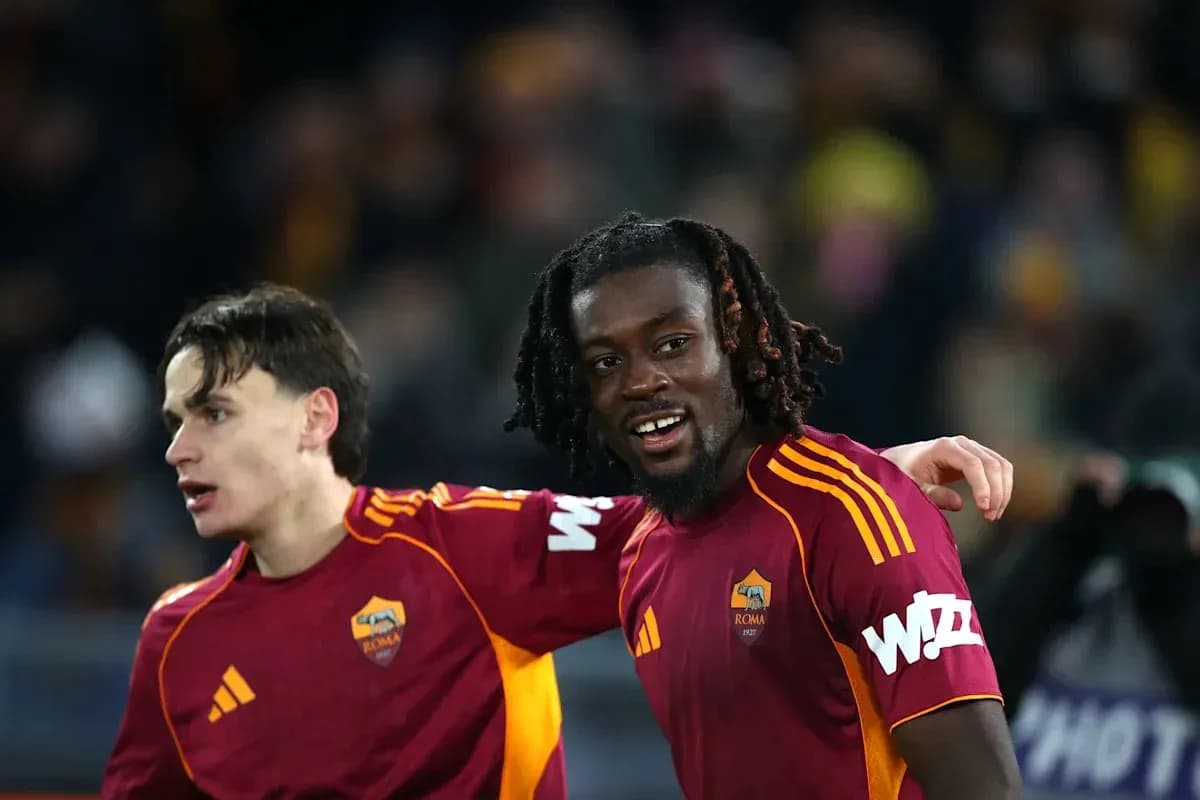 Jugadores de la Roma celebrando en el campo