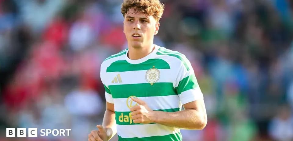 Jugador de Celtic corriendo en el campo de juego