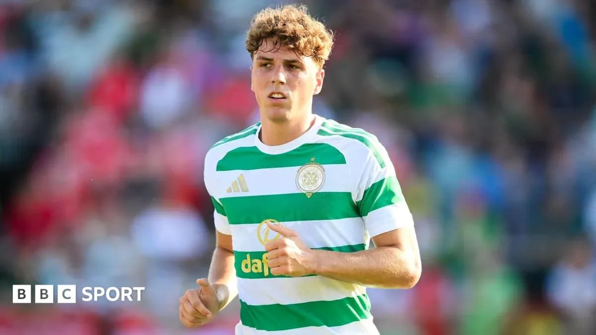 Jugador de Celtic corriendo en el campo de juego