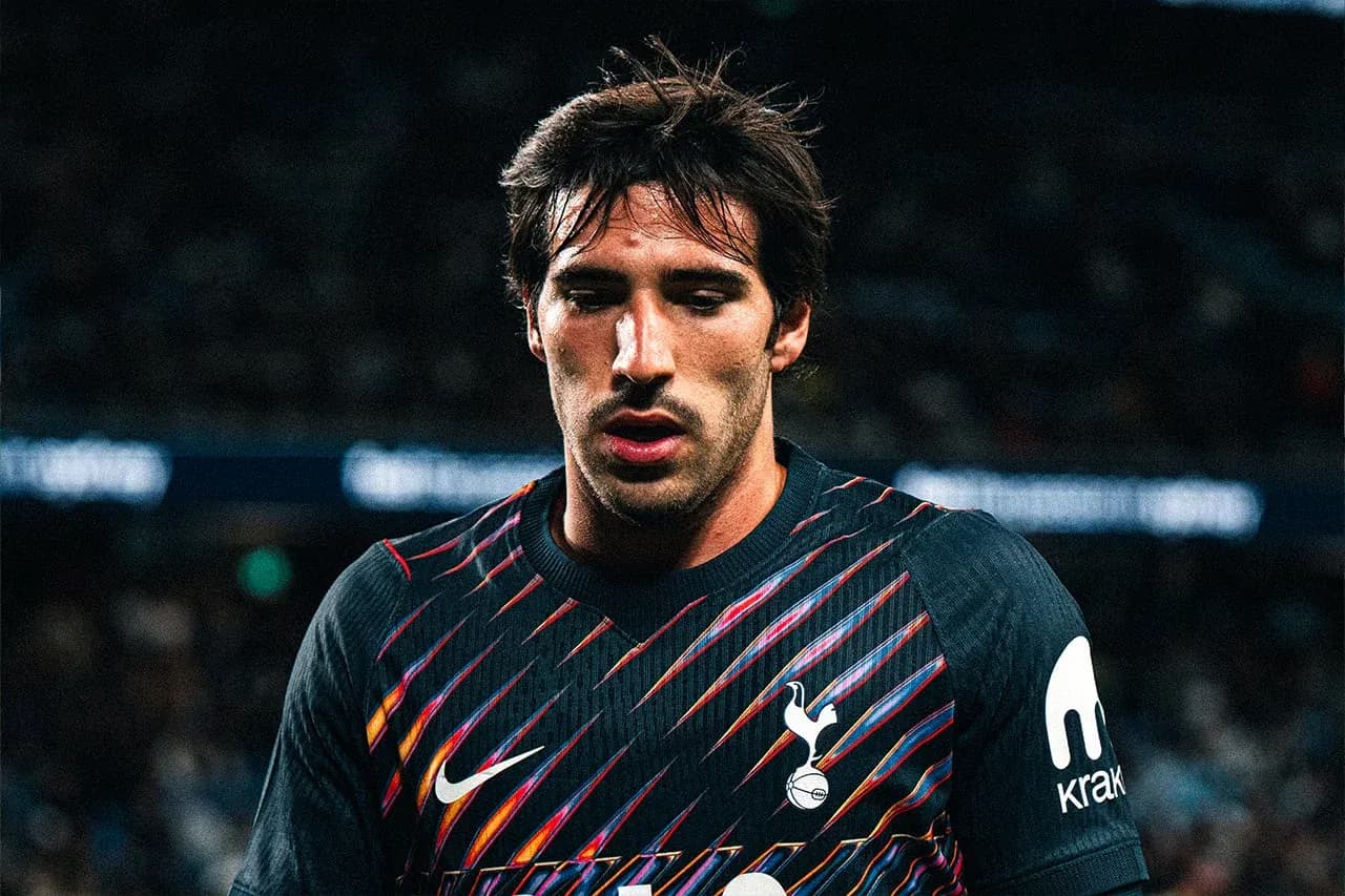 Jugador de Tottenham con camiseta negra durante partido