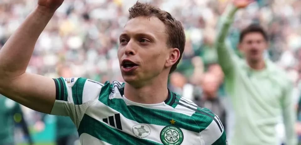 Jugador de Celtic celebrando con los aficionados