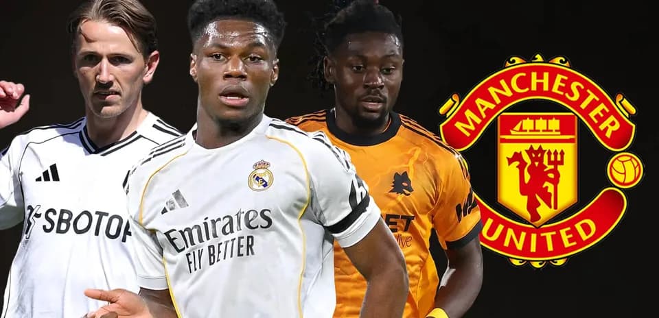 Tres jugadores de fútbol con logo de Manchester United