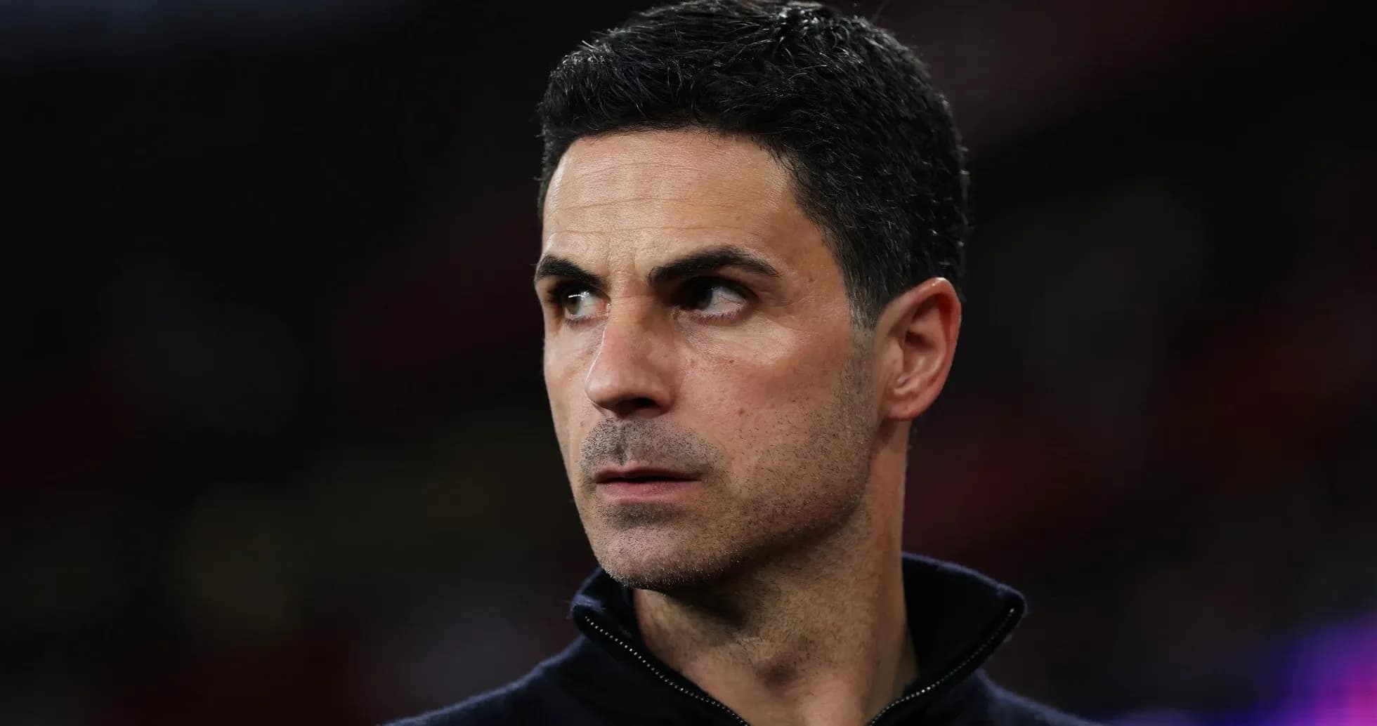 Entrenador observando el partido desde la línea de banda