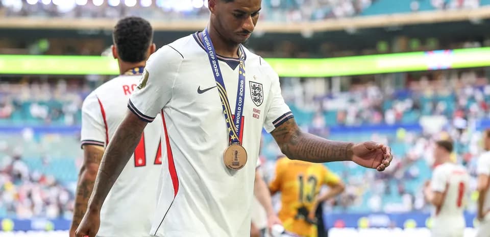 Jugador saliendo del campo con medalla de bronce