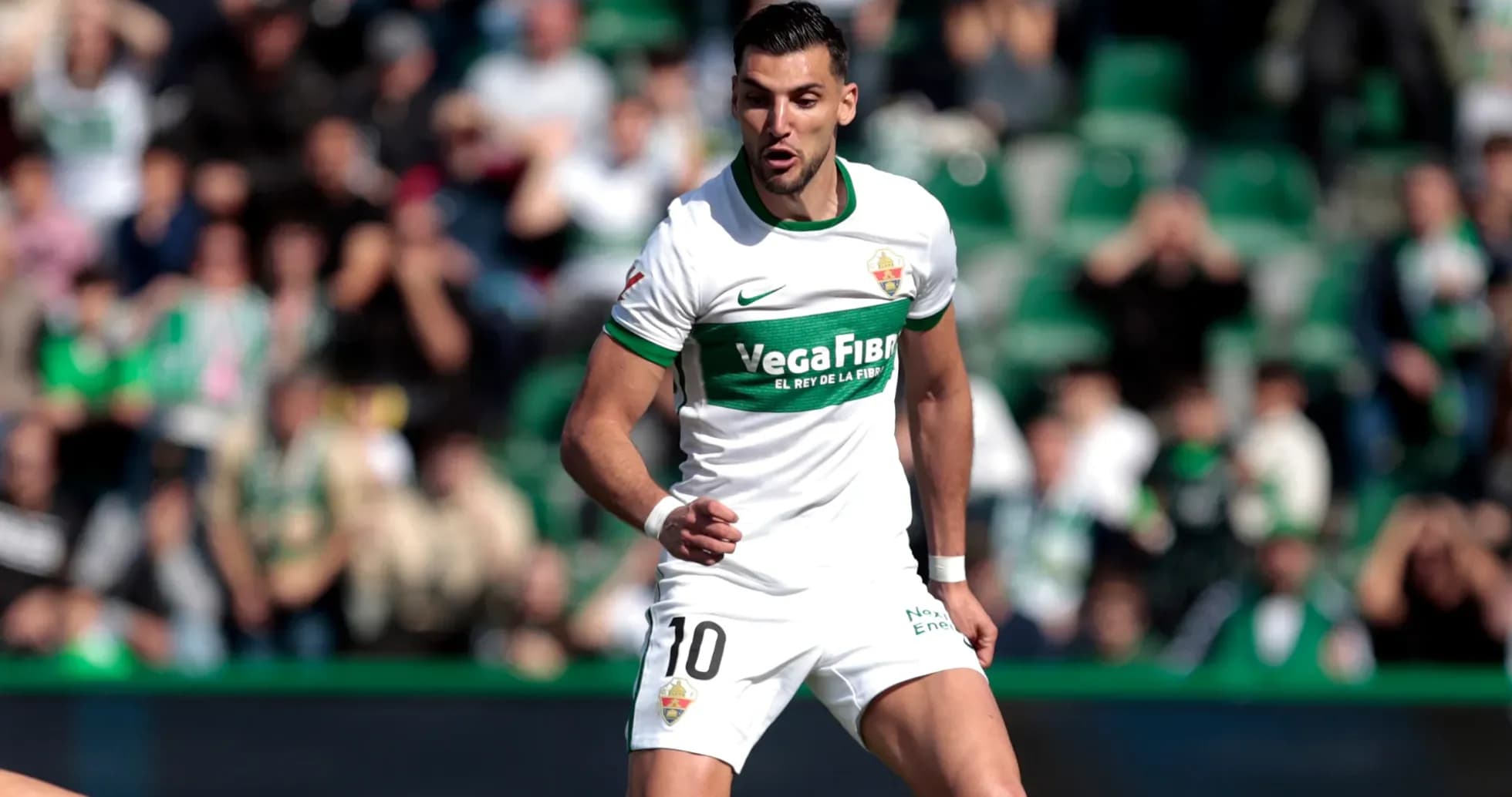 Jugador de Elche en acción durante el partido