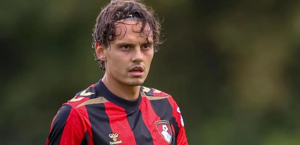 Jugador de fútbol con camiseta roja y negra